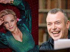 Zweigeteiltes Bild: links Elīna Garanča liegend in grünem Kleid auf rotem Teppich, rechts Malcolm Martineau lachend am Klavier mit Bücherwand im Hintergrund