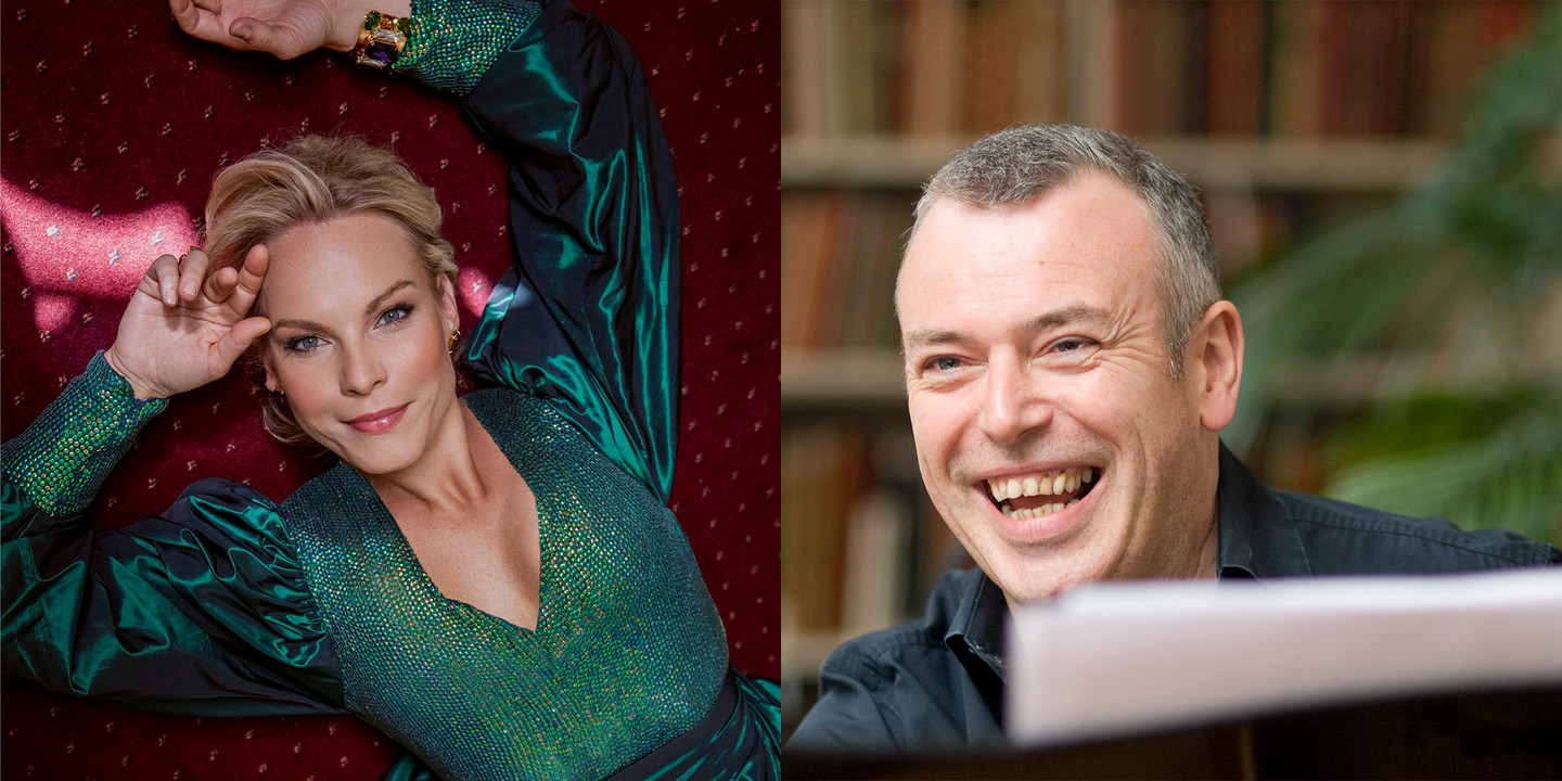 Zweigeteiltes Bild: links Elīna Garanča liegend in grünem Kleid auf rotem Teppich, rechts Malcolm Martineau lachend am Klavier mit Bücherwand im Hintergrund