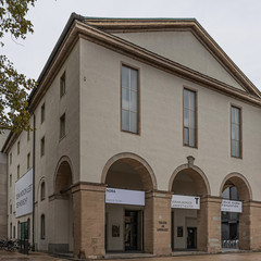 Schlichte Fassade des Landestheaters Bregenz mit Rundbögen und Beschriftung