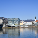 Uferblick auf Linz mit Ars Electronica Center