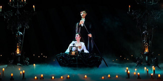 Romantische Bühnenszene aus „Phantom der Oper“ mit Boot, Nebel und Kerzen