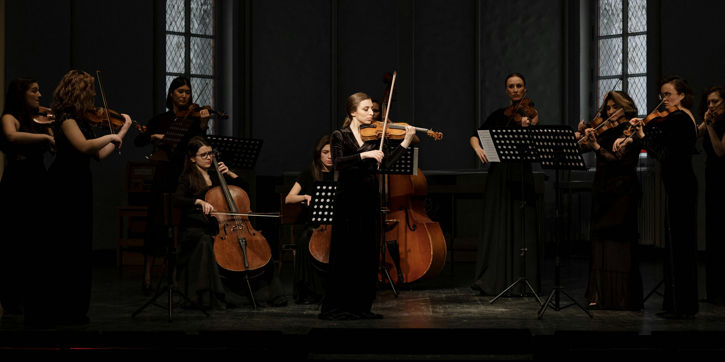 Streichensemble mit Solistin bei Konzert auf Bühne im Saal
