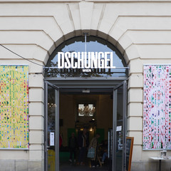 Eingang des Theaters Dschungel Wien mit bunter Plakatgestaltung