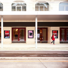 Eingangsbereich des Theaters an der Wien mit Plakaten und Säulengang