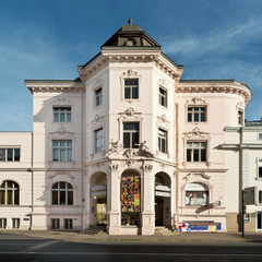 Fassade des Salzburger Marionettentheaters mit historischer Architektur