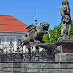 Lindwurmbrunnen mit Drachenfigur in Klagenfurt