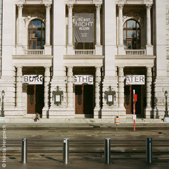 Eingang des Burgtheaters Wien mit Transparenten