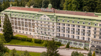 Außenansicht des traditionsreichen Grandhotels Panhans am Semmering inmitten von Waldlandschaft.