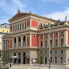 Außenansicht des Wiener Musikvereins mit roter Fassade