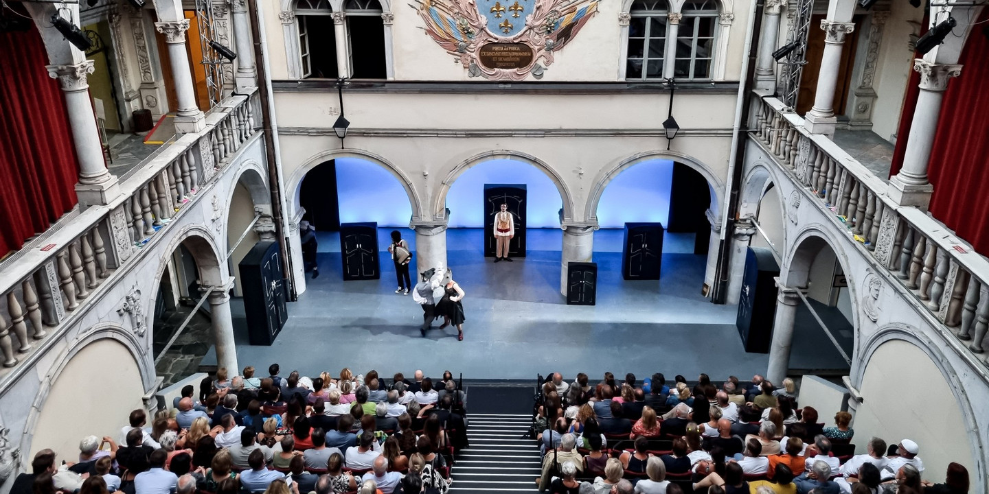  Innenhof von Schloss Porcia mit Publikum und Theateraufführung