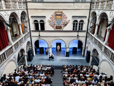 Innenhof von Schloss Porcia mit Publikum und Theateraufführung