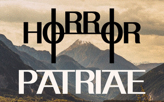 Grafisch gestalteter Schriftzug „Horror Patriae“ vor alpiner Berglandschaft.