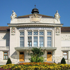 Jugendstilfassade des Stadttheaters Klagenfurt mit Blumenschmuck