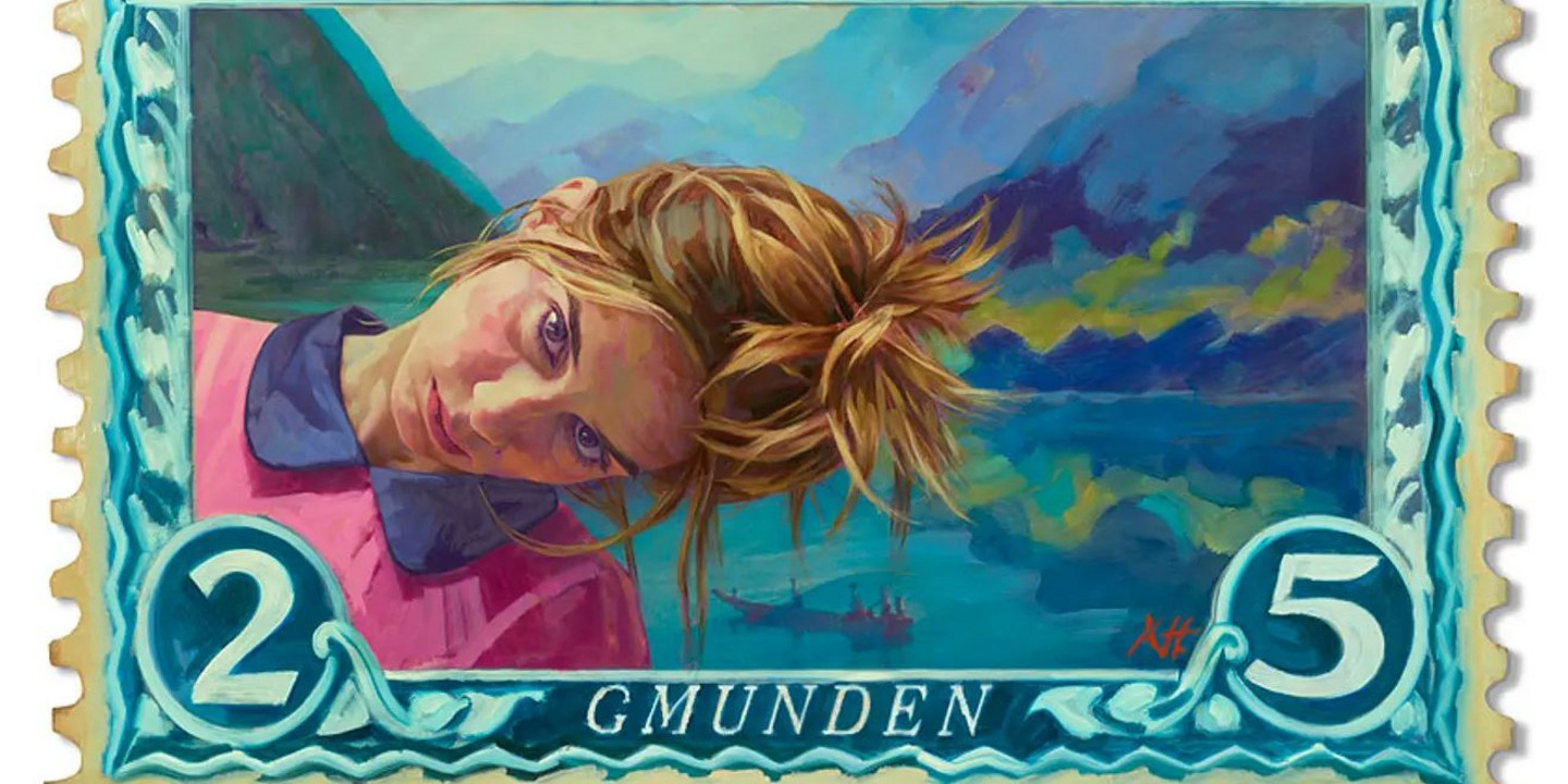 Künstlerisch gestaltete Briefmarke mit Porträt einer Frau vor Berg- und Seelandschaft, Schriftzug „Salzkammergut Festwochen Gmunden“.