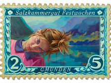 Künstlerisch gestaltete Briefmarke mit Porträt einer Frau vor Berg- und Seelandschaft, Schriftzug „Salzkammergut Festwochen Gmunden“.