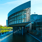 Modernes Landhaus St. Pölten mit Glasfassade über Wasser