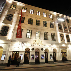 Beleuchtete Fassade des Theaters in der Josefstadt bei Nacht