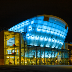 Beleuchtetes Festspielhaus St. Pölten mit moderner Glasfassade bei Nacht
