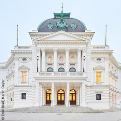 Beleuchtetes Volkstheater Wien mit neobarocker Fassade