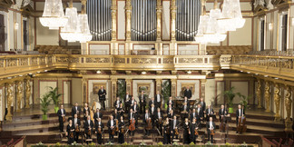 Orchester im prunkvollen Goldenen Saal des Wiener Musikvereins vor großer Orgel.