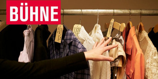 Hand greift nach Theaterkostümen an Kleiderstange, links oben Logo der Zeitschrift BÜHNE.