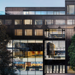 Moderne Glasfassade des Haus der Musik in Innsbruck bei Abendlicht