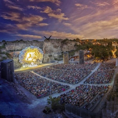 Abendliche Opernaufführung in der Felsenbühne St. Margarethen