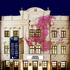 Beleuchtete Fassade des Landestheaters Niederösterreich bei Nacht
