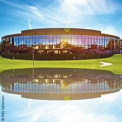 Modernes Brucknerhaus Linz mit Glasfassade am Wasser