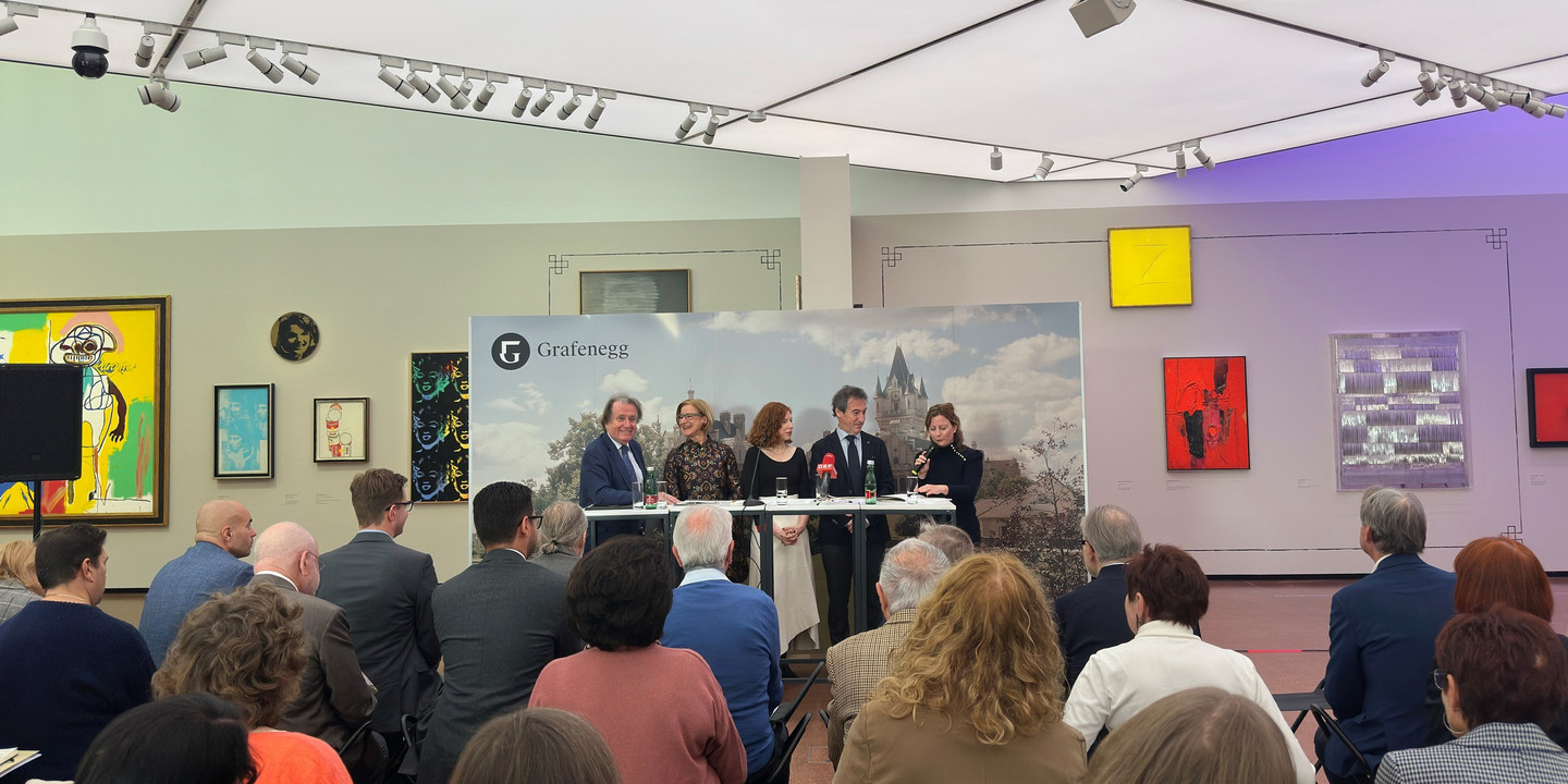 Pressekonferenz zum Grafenegg Festival 2025 mit fünf Diskussionsteilnehmern vor Publikum in einem Raum mit Kunstwerken.