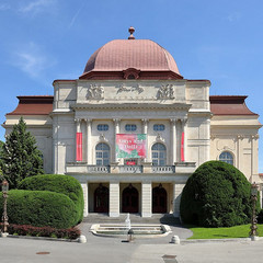 Historische Fassade der Oper Graz mit Kuppeldach und Vorplatz