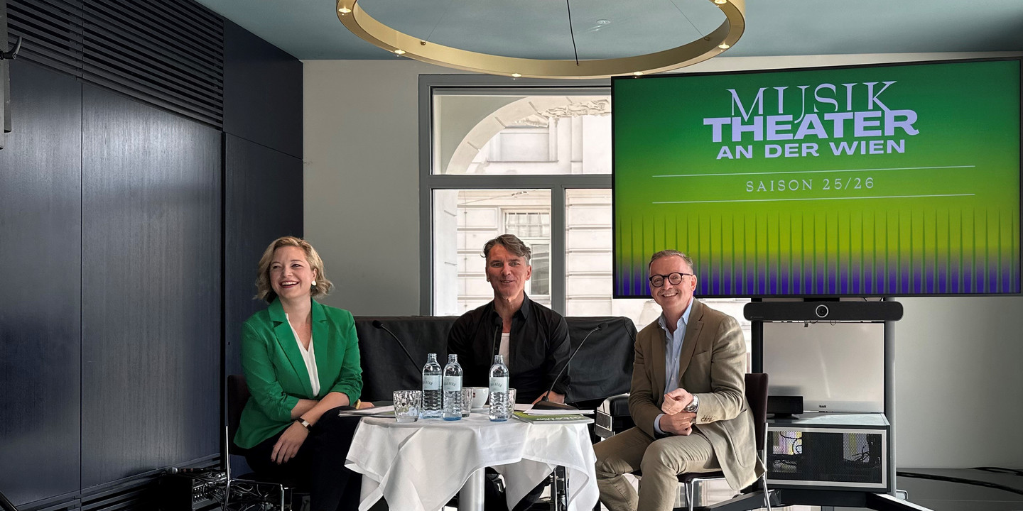 Pressekonferenz des Musiktheaters an der Wien mit drei Personen vor Bildschirm