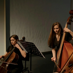 Entdecken Sie eine faszinierende Welt aus Konzerten, Theaterstücken, Opern, Operetten, Musicals und weiteren Aufführungen, die speziell für oder von jungen Talenten gestaltet wurden