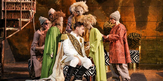 Szenische Theateraufführung mit aufwendig kostümierten Darsteller:innen in königlicher Kulisse