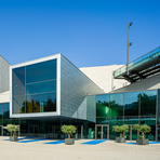 Glasfassade des Festspielhauses Bregenz bei Sonnenschein