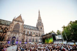 Musikfestival vor dem Linzer Mariendom mit Open-Air-Bühne und Menschenmenge