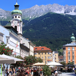 Belebte Altstadt von Innsbruck vor Alpenkulisse