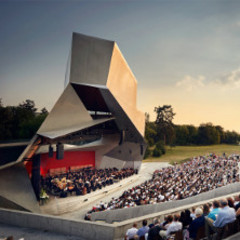 Open-Air-Bühne Wolkenturm in Grafenegg mit modernem Design und Publikum bei Sonnenuntergang