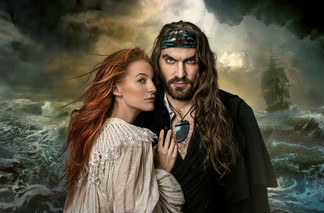 Dramatische Inszenierung mit Piratenmotiv vor stürmischer Meereskulisse