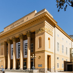 Fassade des Tiroler Landestheaters in Innsbruck mit klassizistischem Säulenportal