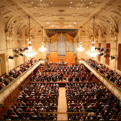 Prunkvoller Konzertsaal des Musikvereins Graz mit Orchester und Publikum